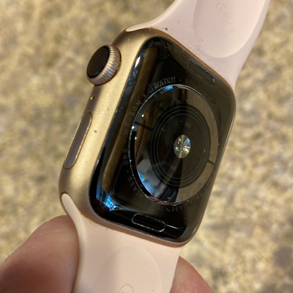 Apple Watch Series 4 GPS 40mm Model A1977 Pink S/M Band APPLE NO LONGER SUPPORTS - Picture 13 of 17
